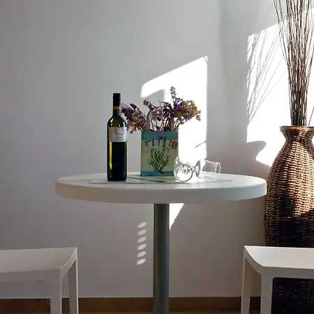 マノス スモール ワールド ホテル