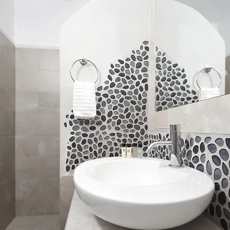 Manos Small World Hotell 3*