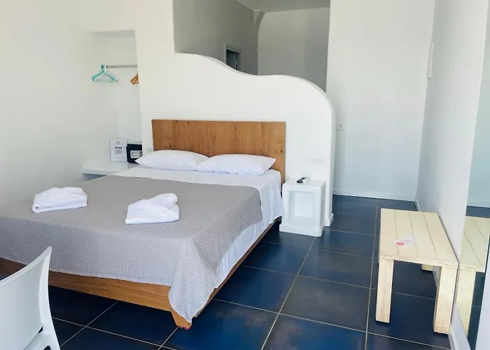 Hotell Manos Small World 3*