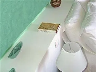 Manos Small World 3*